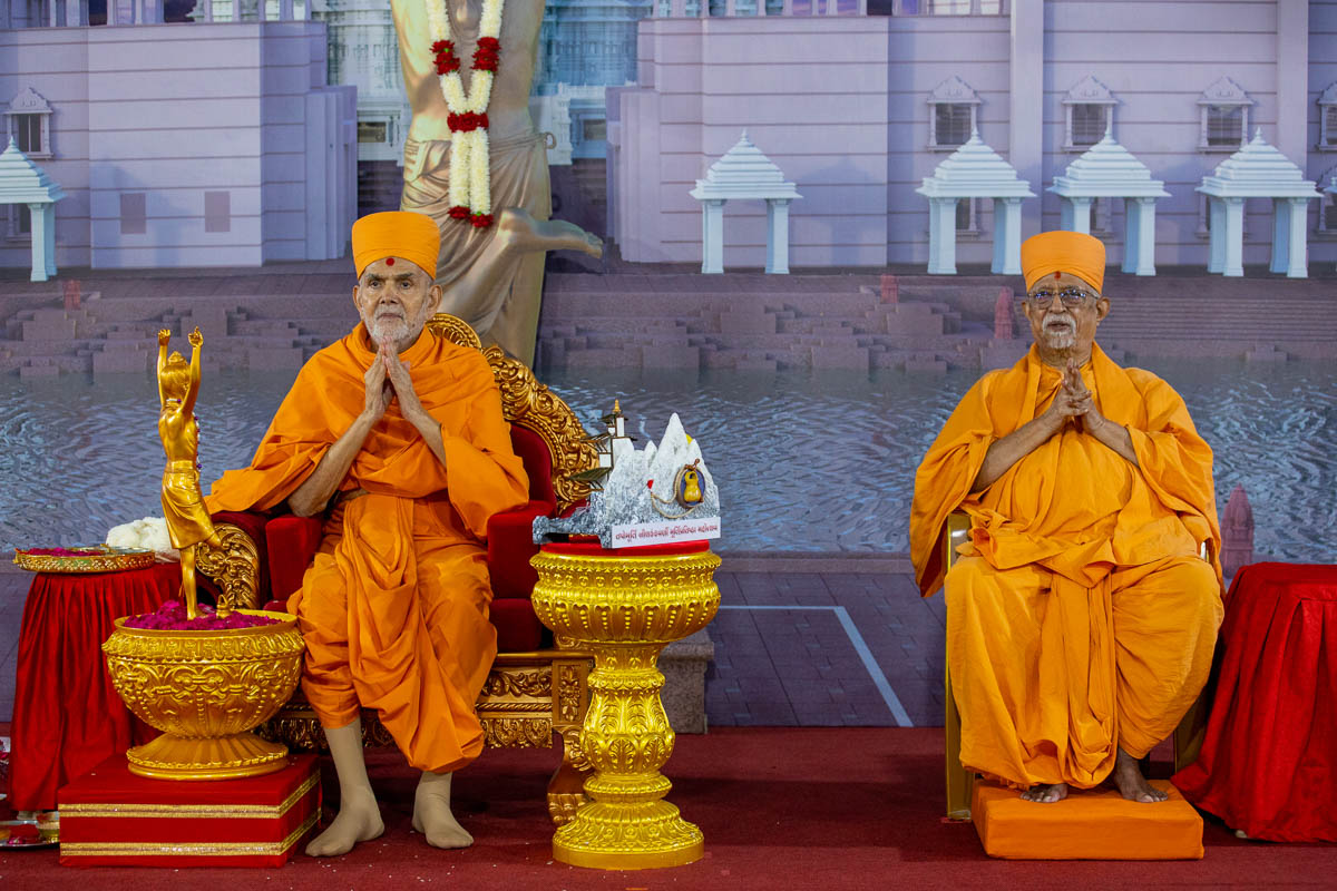 Swamishri and Pujya Doctor Swami during the murti-pratishtha rituals