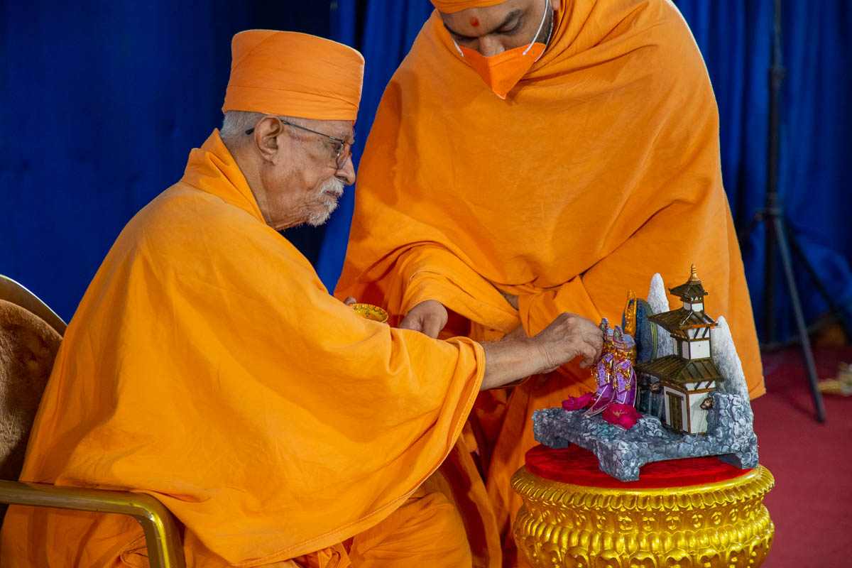Pujya Doctor Swami performs puja of Shri Harikrishna Maharaj and Shri Gunatitanand Swami