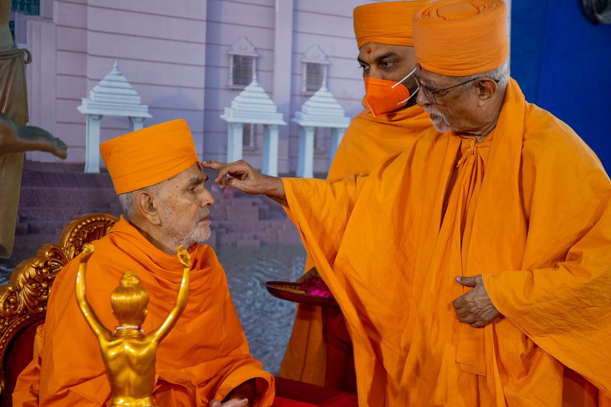 Pujya Doctor Swami performs puja of Swamishri