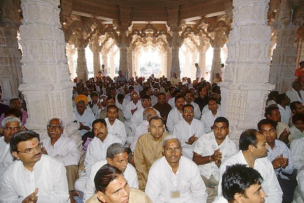   Devotees eagerly witness Swamishri perform the murti-pratishtha rituals of Shri Akshar Purushottam Maharaj