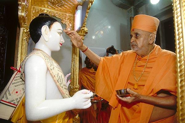  Performs pujan of Shri Ghanshyam Maharaj 