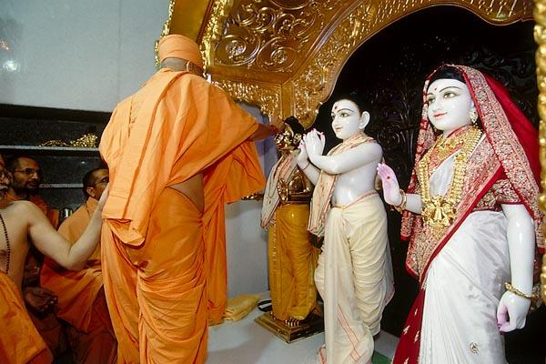  Performs pujan of Shri Radha-Govind and Shri Harikrishna Maharaj 