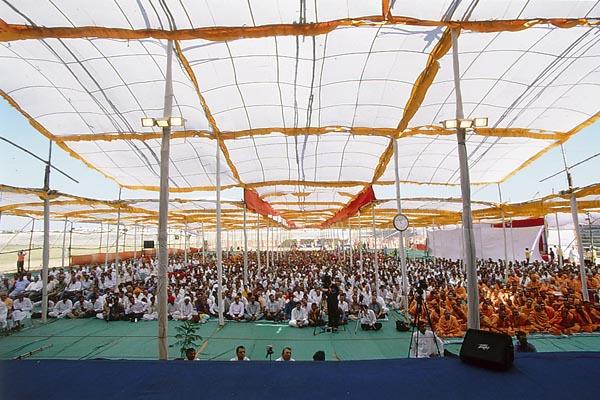  Swamishri during the murti-pratishtha assembly 
