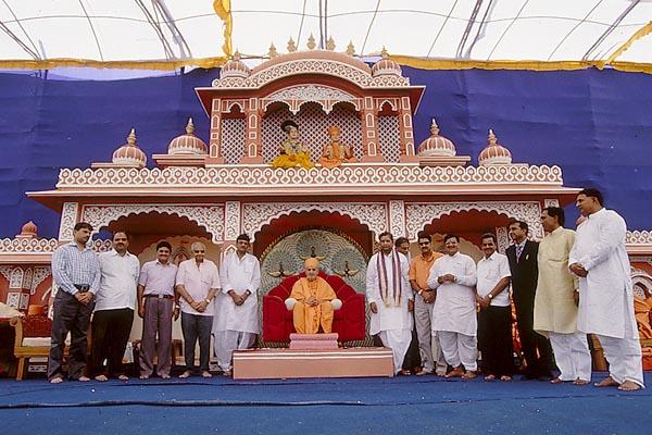  Dignitaries and guests with Swamishri 