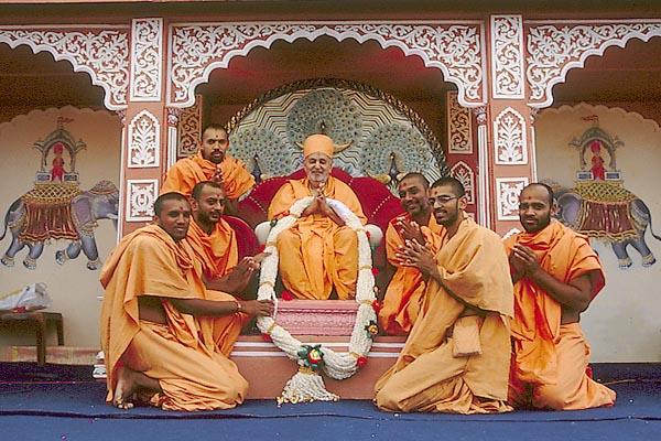  The residing sadhus of Jaipur mandir offer a garland to Swamishri 