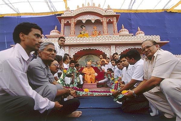  Devotees of Rajasthan offer a giant garland to Swamishri