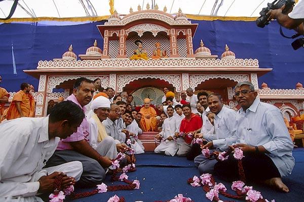  Devotees of Rajasthan offer a giant garland to Swamishri