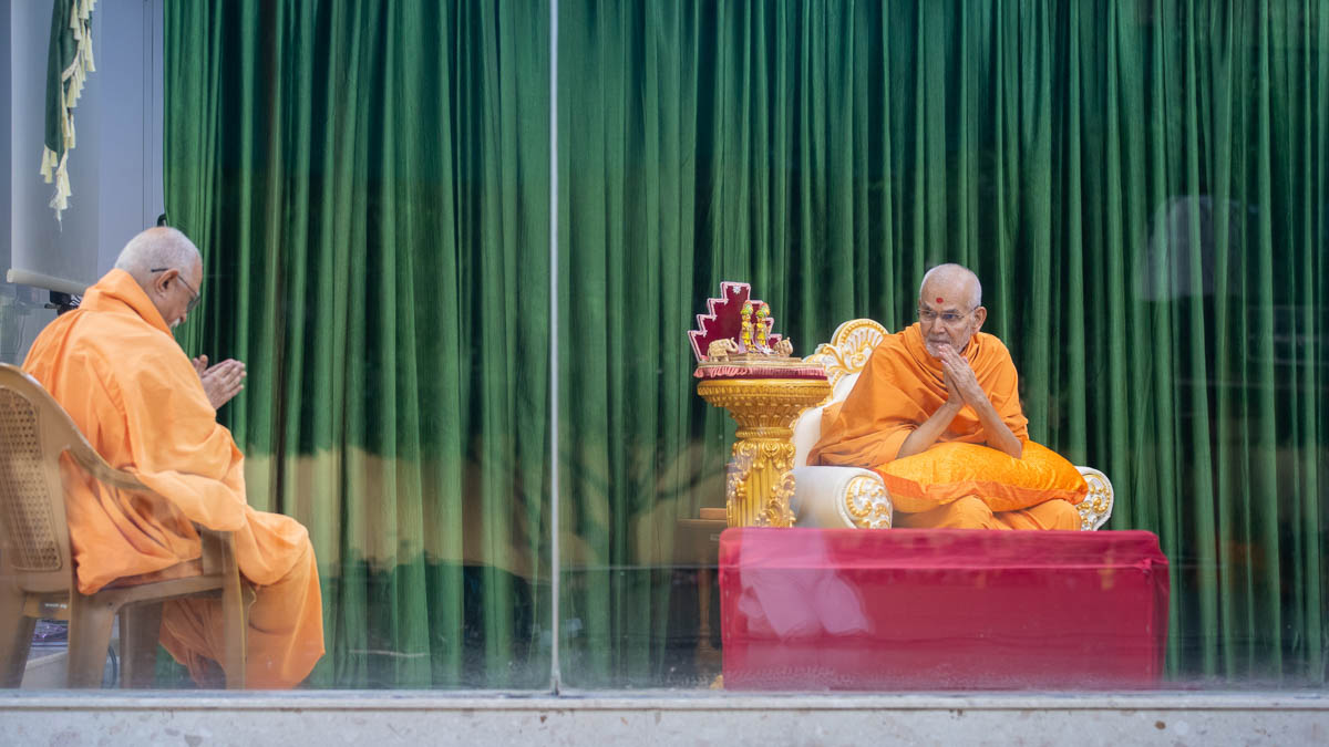 Swamishri greets Pujya Swayamprakash Swami (Doctor Swami) with folded hands 