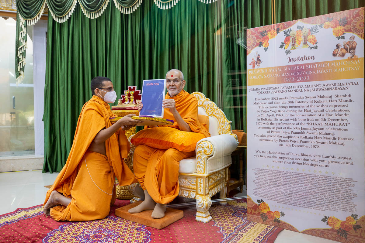Swamishri sanctifies an invitation to commemorate the 50th patotsav of BAPS Shri Swaminarayan Mandir, Bhavanipore, Kolkata