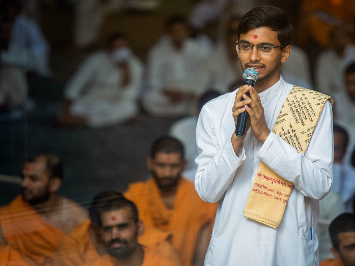 A student of Swaminarayan Sanskrit Mahavidyalaya, Sarangpur, asks a question