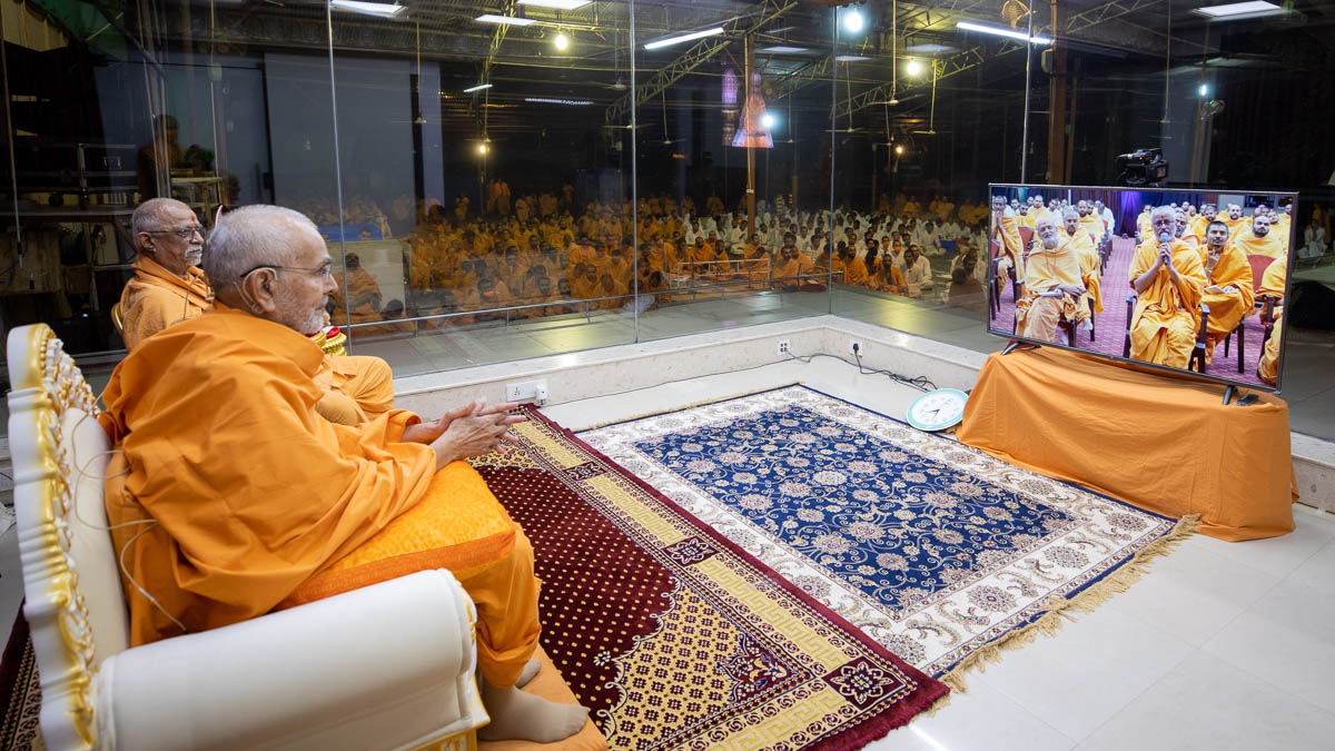 Sadhus from Robbinsville, USA, in conversation with Swamishri via video conference