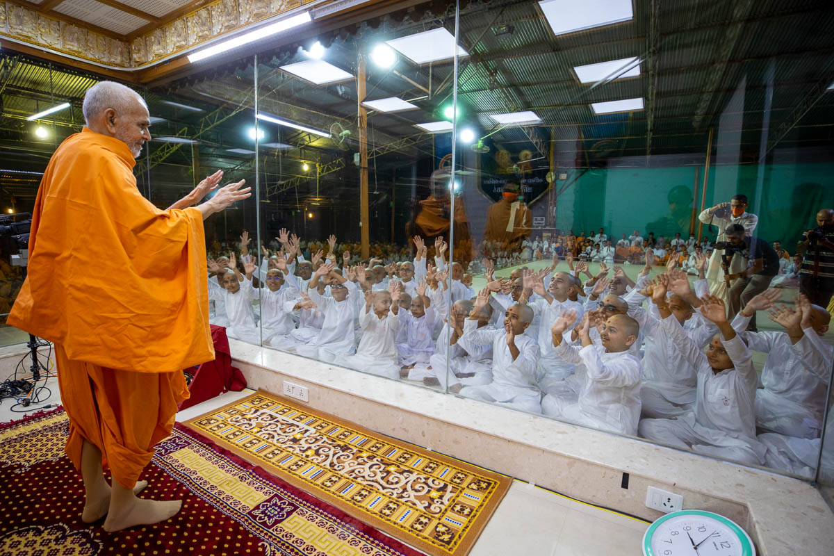 Swamishri blesses children who have memorized the Siddhant Karika