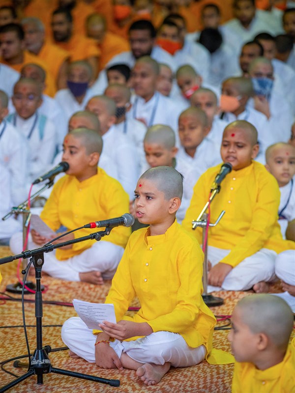 Balaks sing shlokas from the Akshar-Purushottam Darshan Karika in Swamishri's daily puja