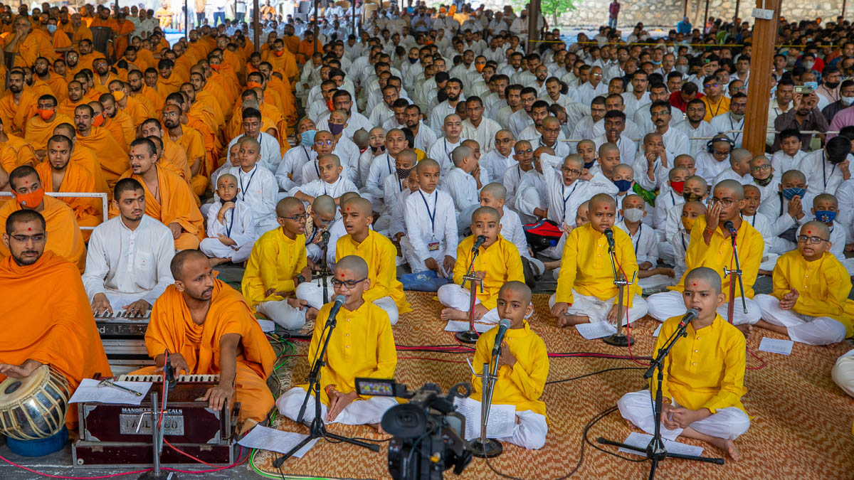 Balaks sing shlokas from the Akshar-Purushottam Darshan Karika in Swamishri's daily puja