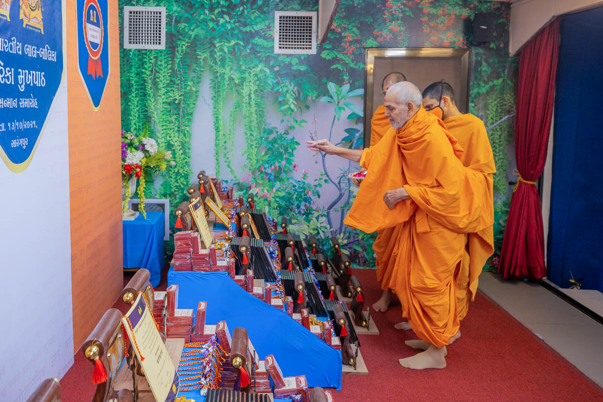 Swamishri sanctifies trophies and certificates to be given to the children
