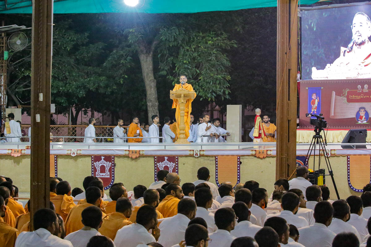 Atmatrupt Swami addresses the Children’s National Karika Mukhpath Felicitation Assembly in the evening
