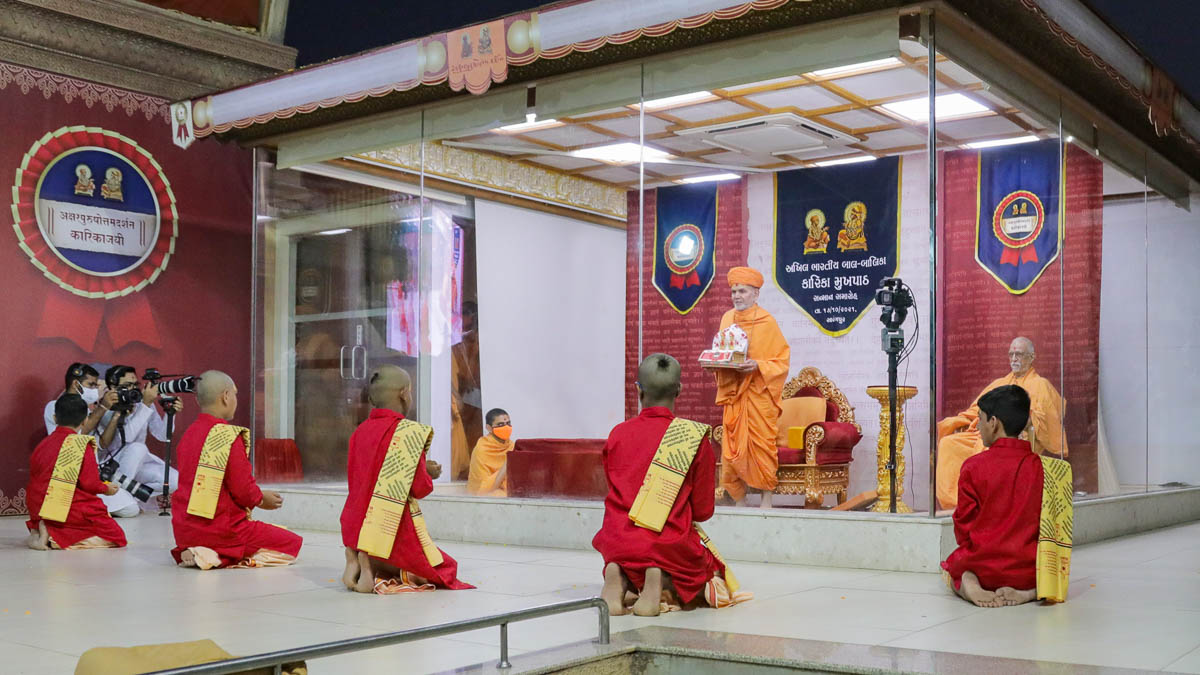 Balaks welcome Swamishri