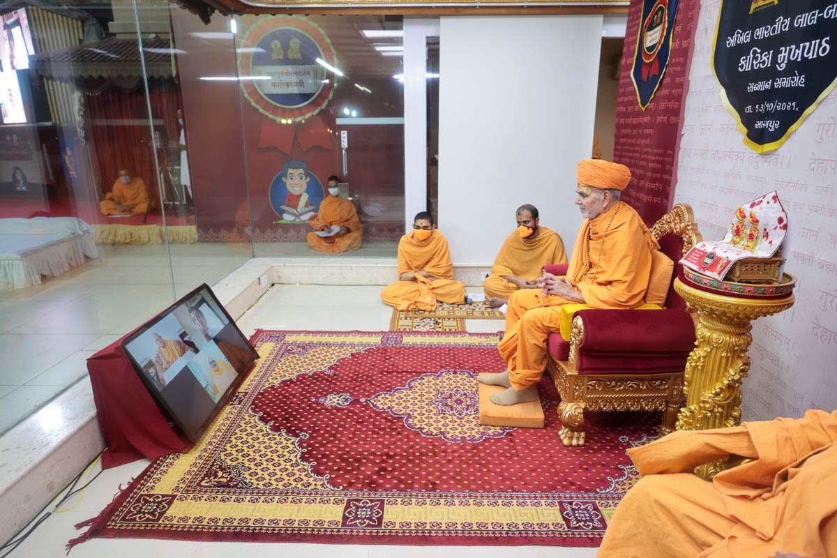 Swamishri views a video during the assembly