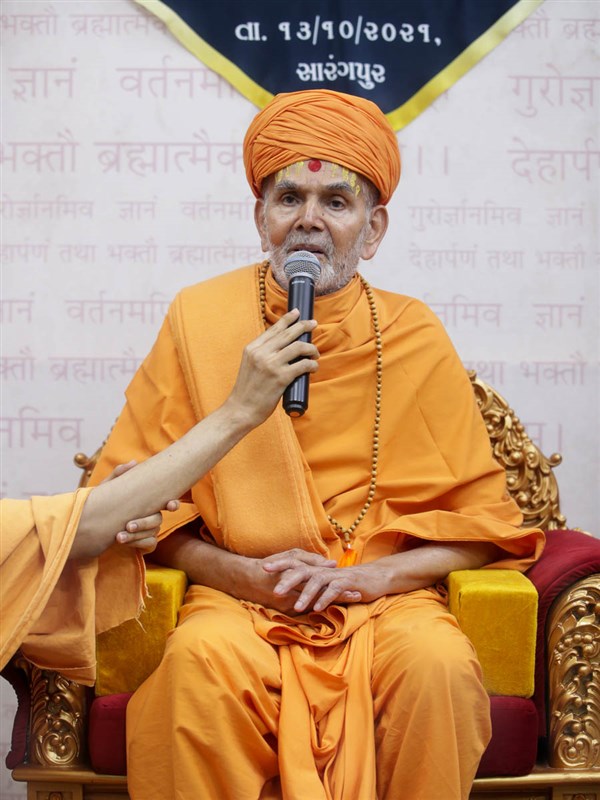 Swamishri participates in the debate