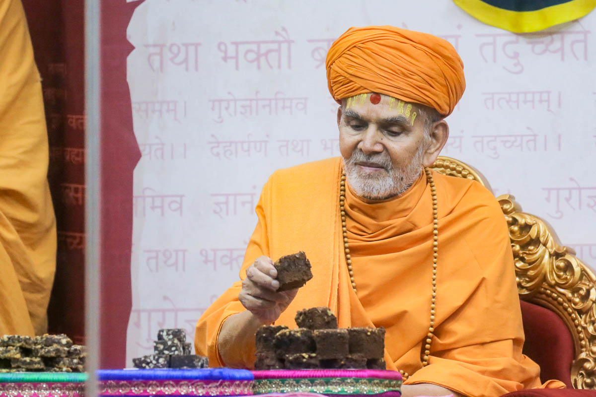 Swamishri sanctifies prasad for the children