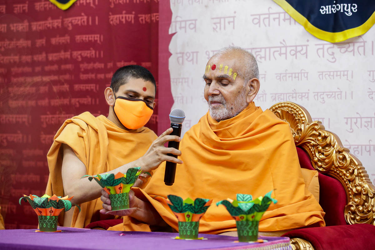 Swamishri selects a topic on which a balak will recite a karika