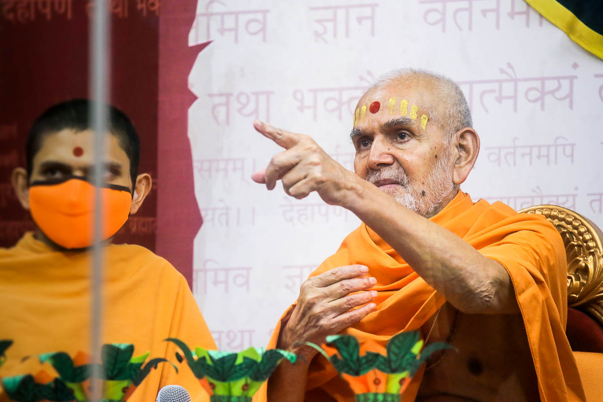 Swamishri selects a balak to recite a karika on the chosen topic