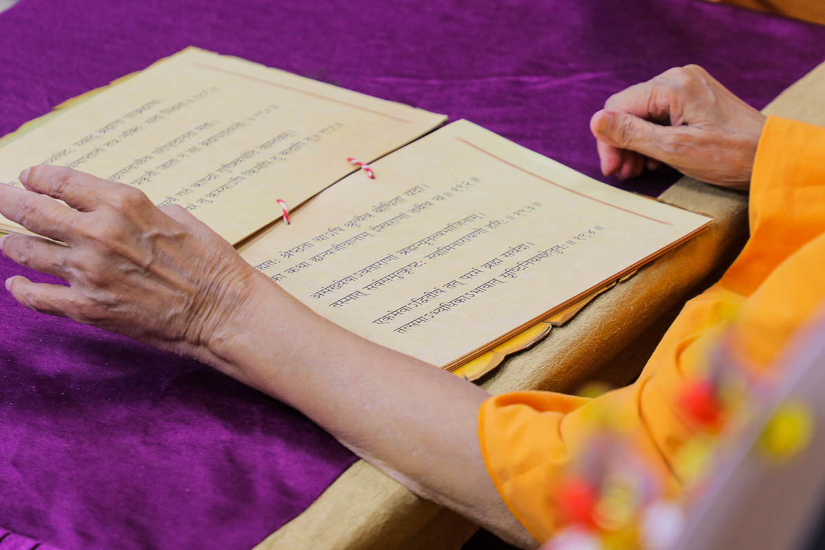 Swamishri selects a karika