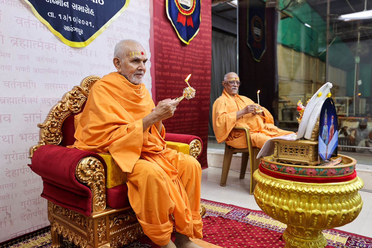 Swamishri and Pujya Doctor Swami perform the arti