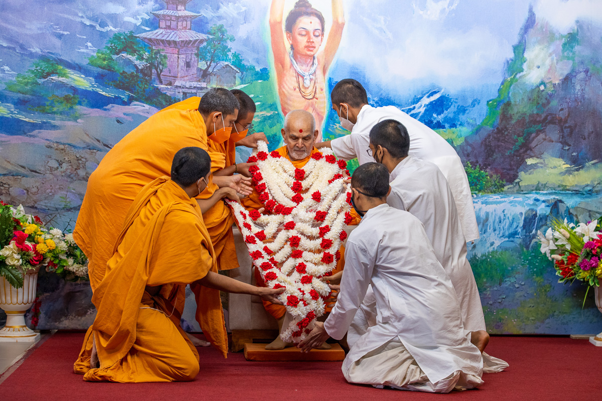 Sadhus and sadhaks honor Swamishri with a shawl