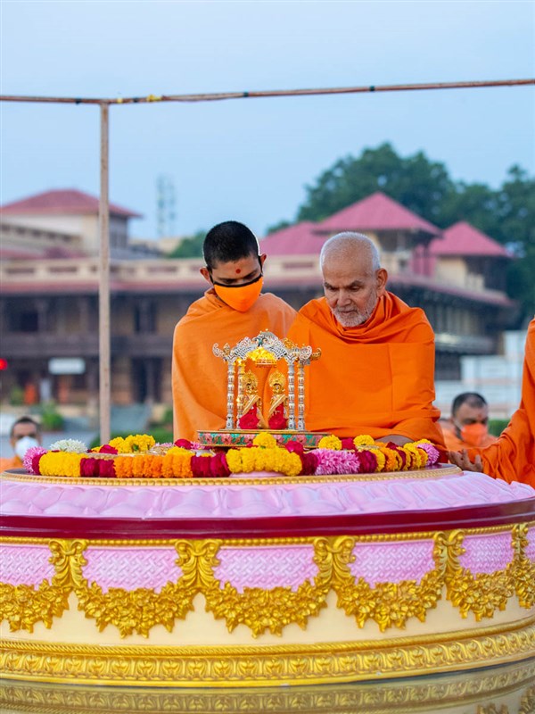Swamishri engrossed in darshan at Brahmaswarup Pramukh Swami Maharaj's Samadhi Sthan