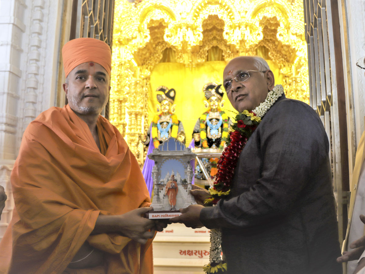 Brahmavihari Swami presents a memento to Gujarat CM Shri Bhupendrabhai Patel 