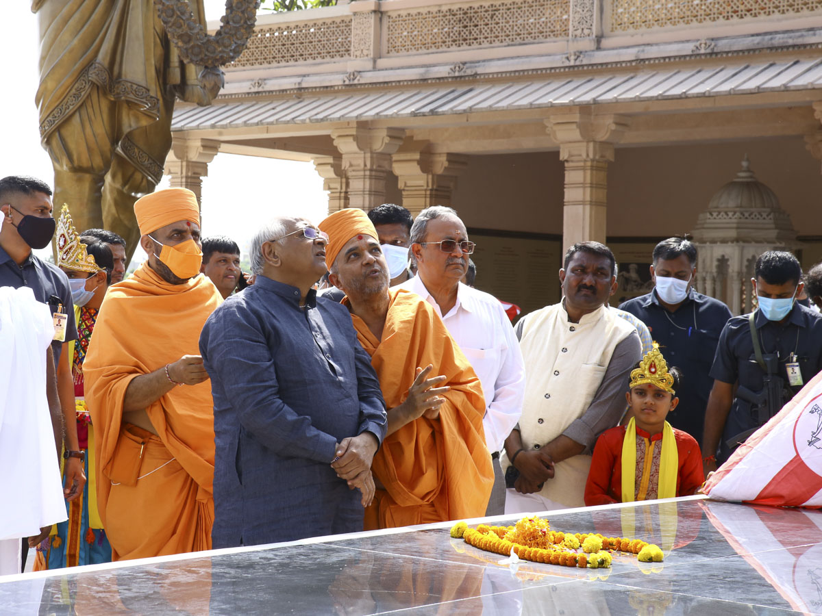 Shri Bhupendrabhai Patel doing darshan of Bhagwan Swaminarayan seated on his mare, Manki
