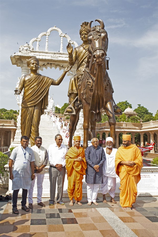 Shri Bhupendrabhai Patel, dignitaries and swamis