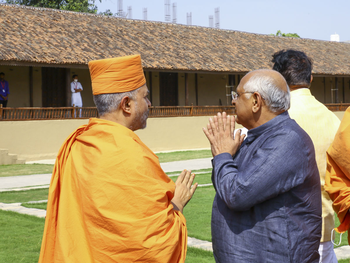 Shri Bhupendrabhai Patel doing darshan of Shri Jiva Khachar's darbar