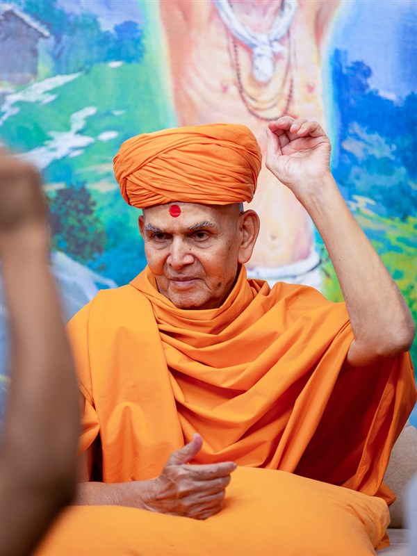 Swamishri hails 'Swaminarayan Bhagwanni jai'