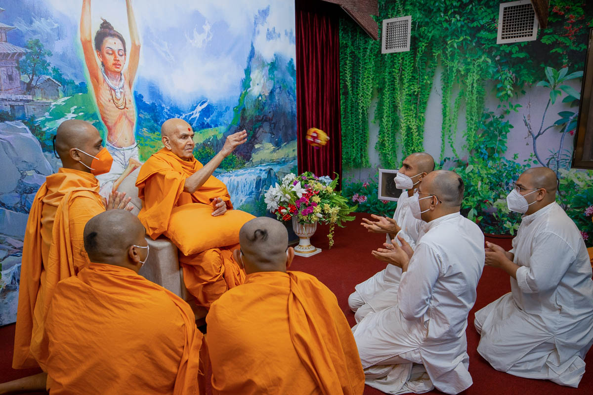 Swamishri participates in an activity 
