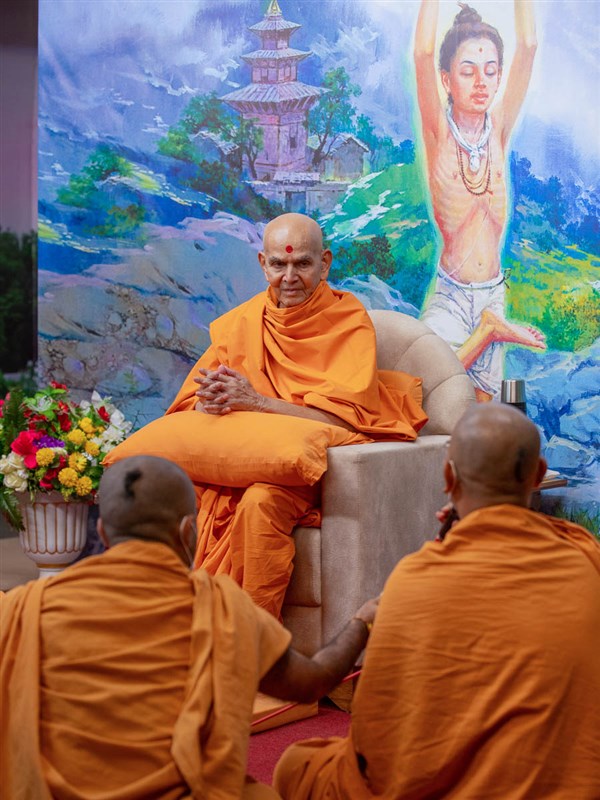 Swamishri in conversation with sadhus and sadhaks