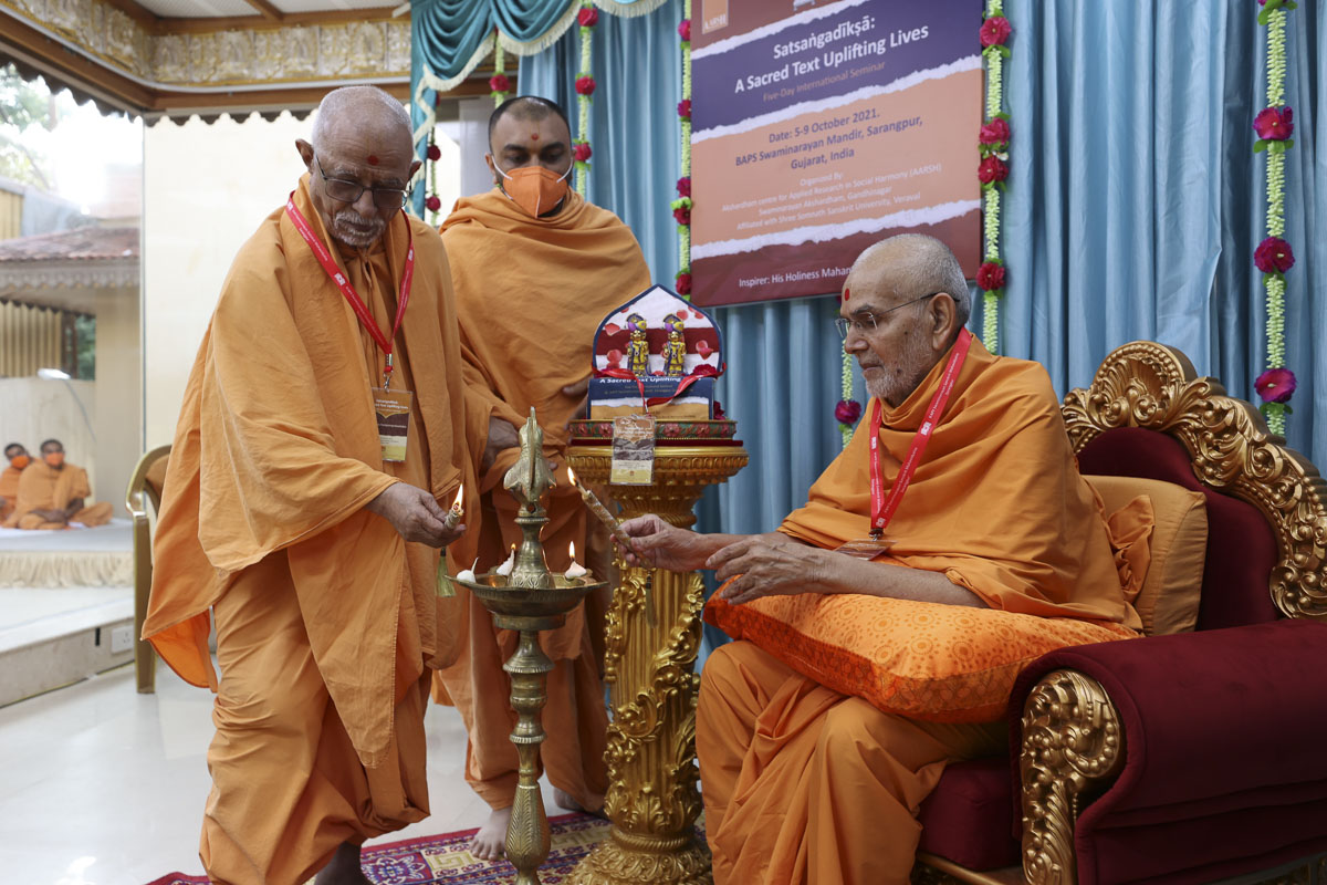 Param Pujya Mahant Swami Maharaj and Pujya Swayamprakash Swami (Doctor Swami) light the inaugural lamp for the Satsang Diksha international conference