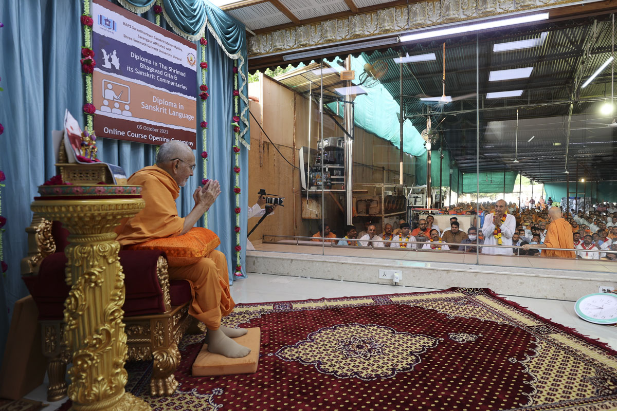 A chief guest of the seminar doing darshan of Swamishri