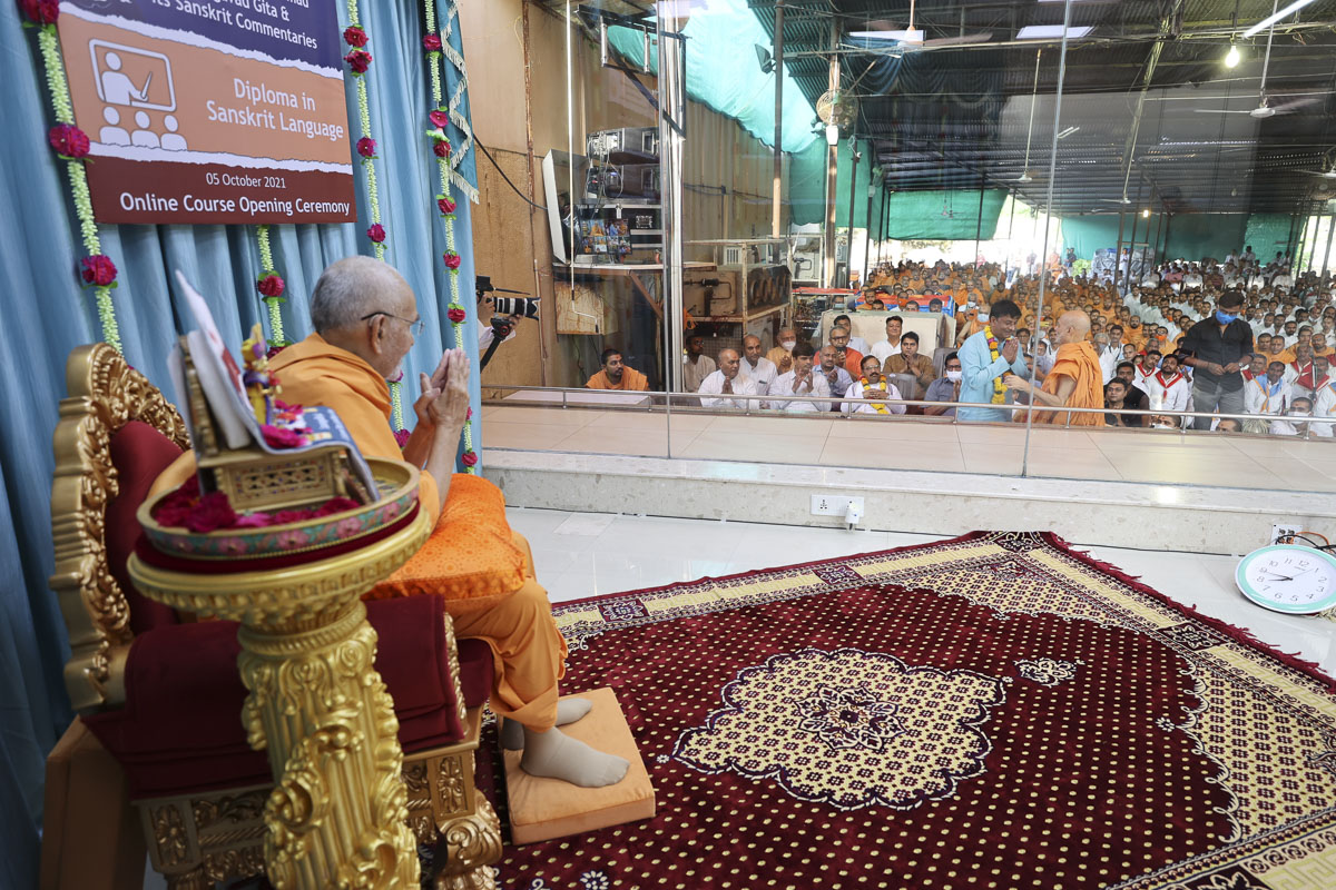 Pujya Viveksagar Swami honors a guest with a garland