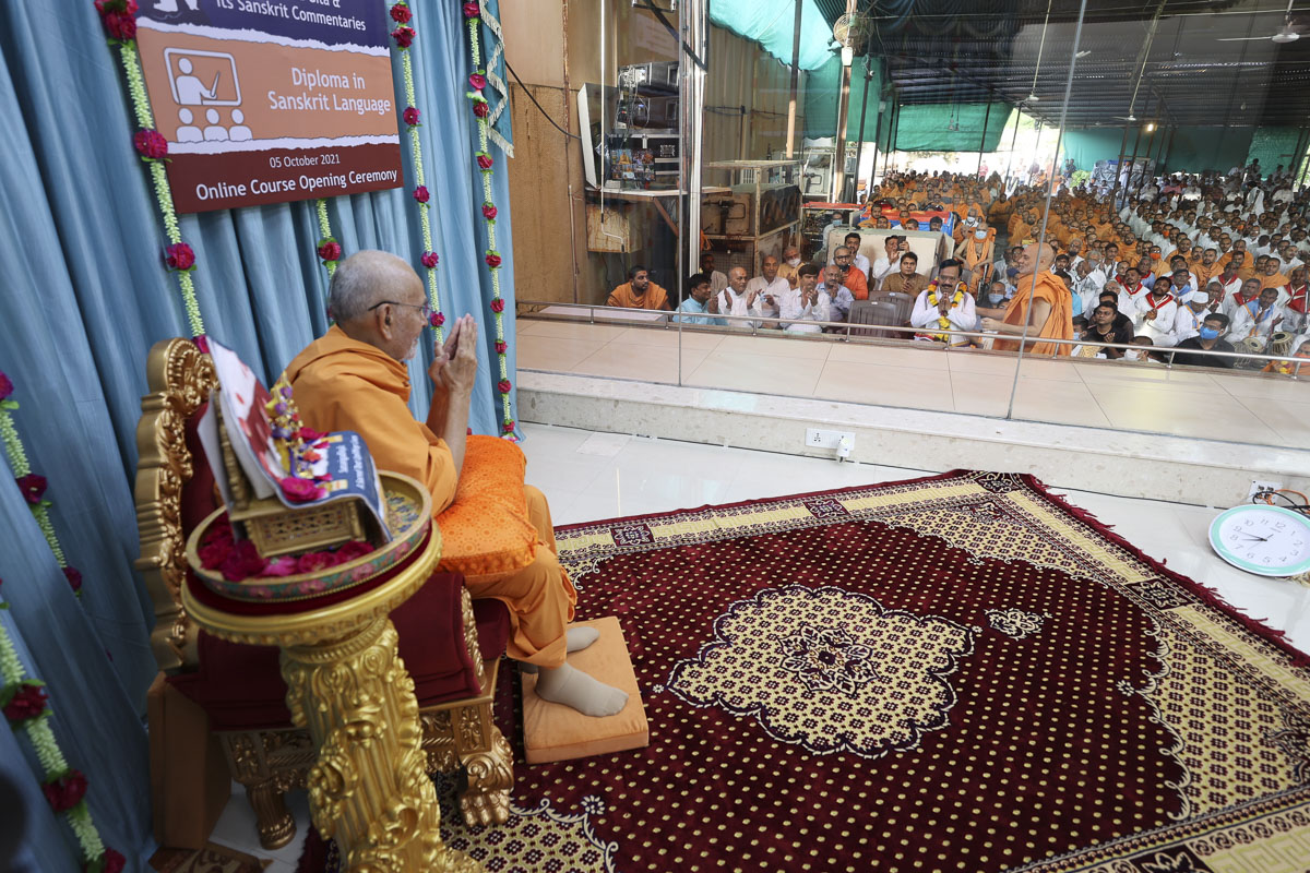Pujya Viveksagar Swami honors a guest with a garland