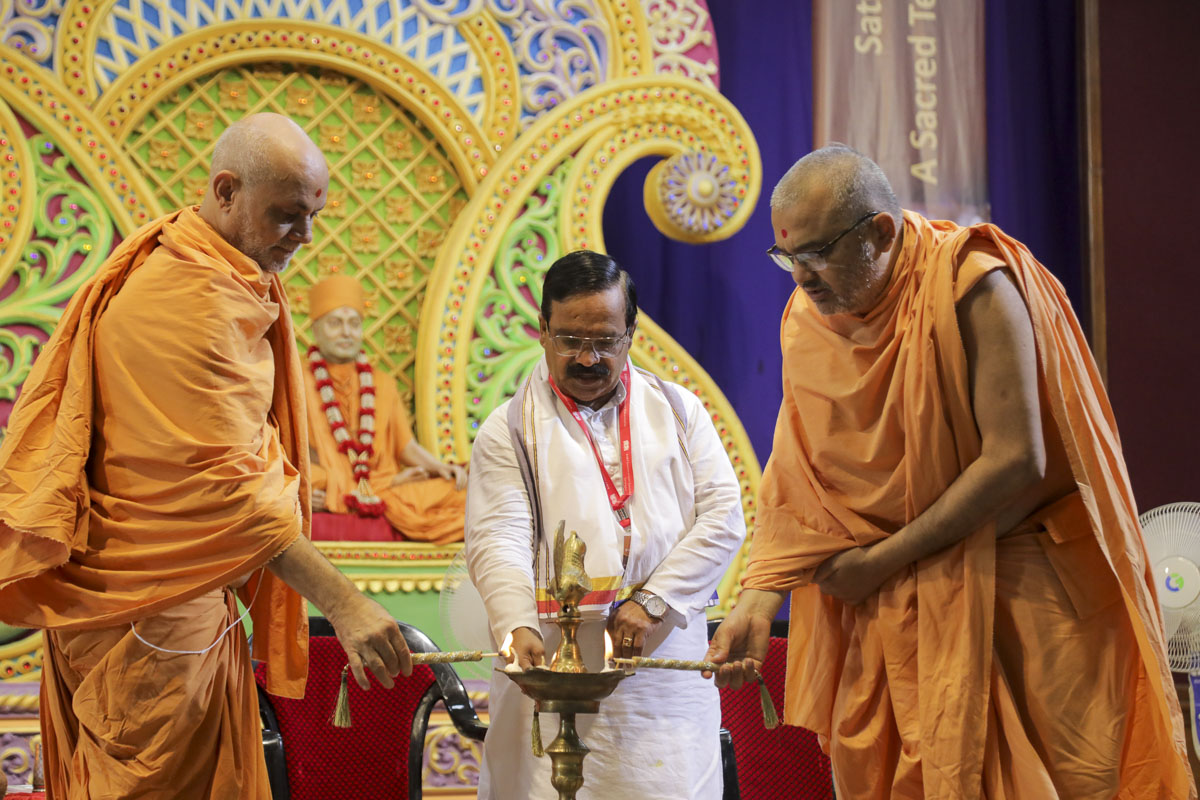 Pujya Vivesagar Swami, Bhadresh Swami and Prof. Dr. Murlidhar Sharma light the inaugural lamp for the seminar