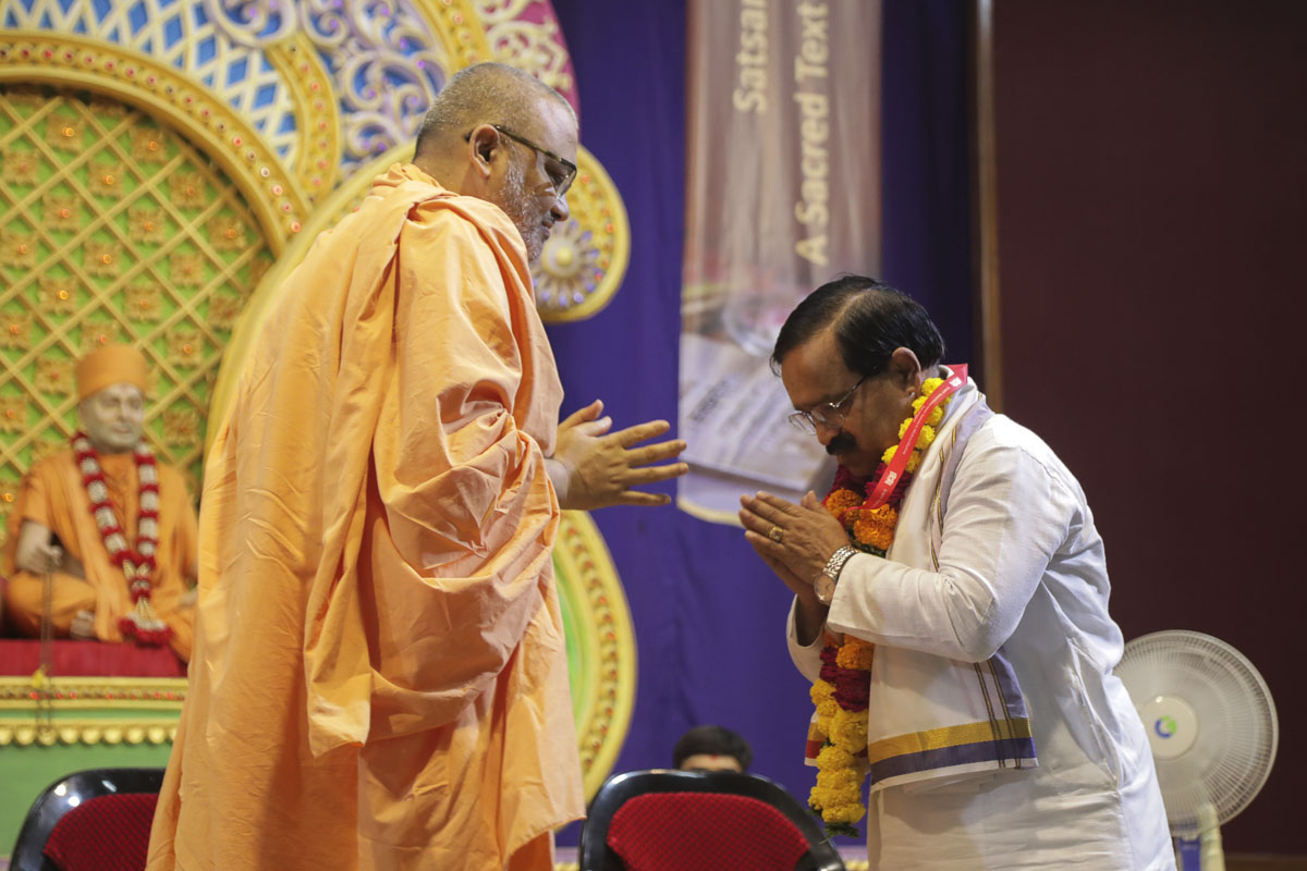 Bhadresh Swami honors Prof. Murlidhar Sharma with a garland