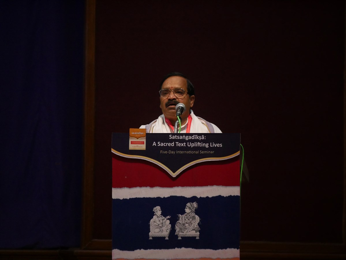 Prof. Murlidhar Sharma addresses the seminar