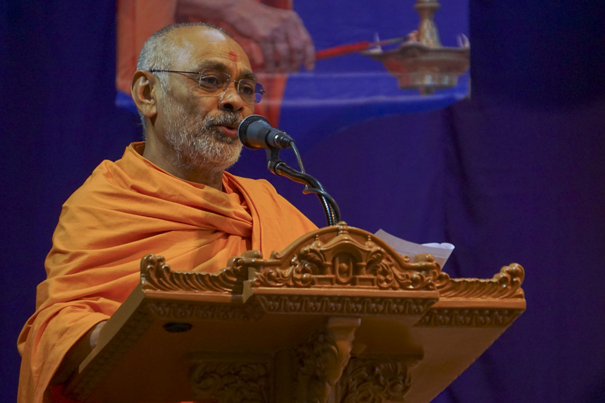 Shrutiprakash Swami addresses the seminar