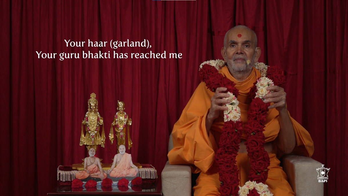 Bal SS21 Mahant Swami Maharaj accepting the delegate's guru bhakti