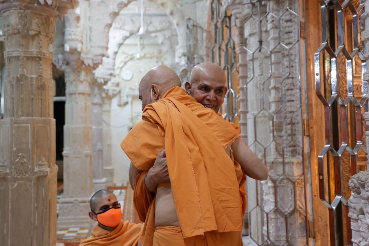 Swamishri embraces Pujya Viveksagar Swami