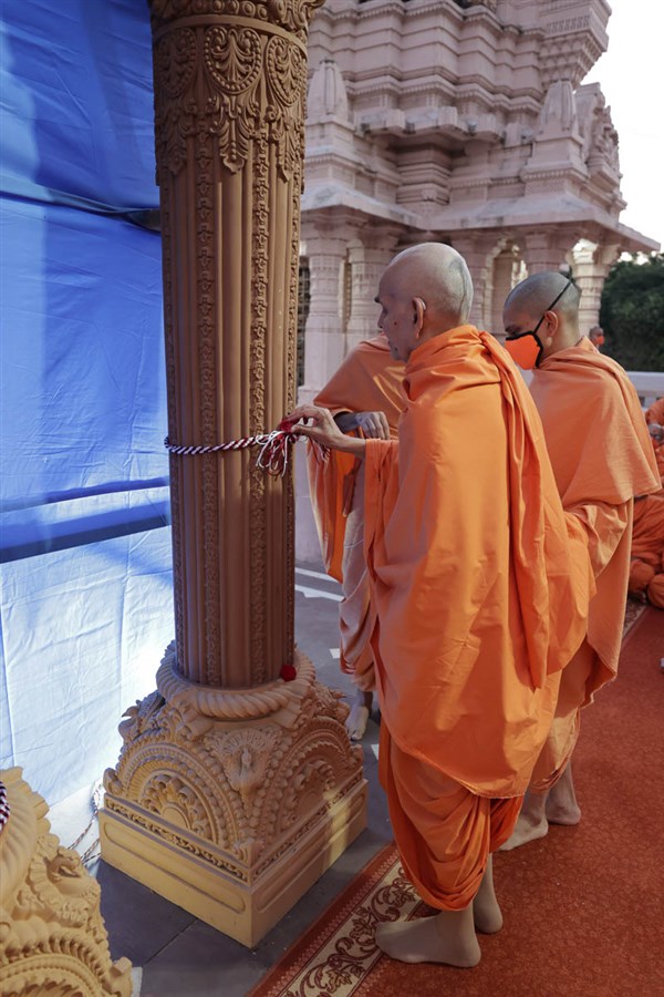 Swamishri performs pujan of pillar for the new haveli at BAPS Shri Swaminarayan Mandir, Sydney