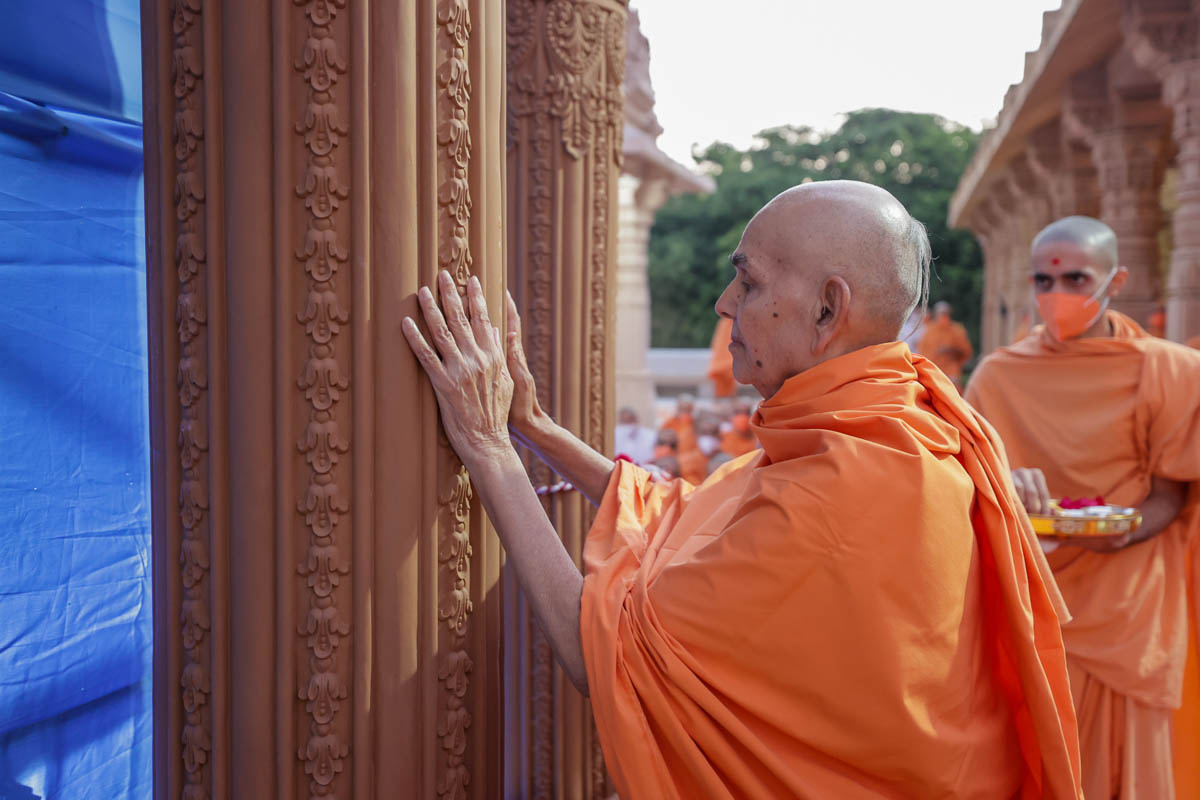 Swamishri sanctifies a pillar