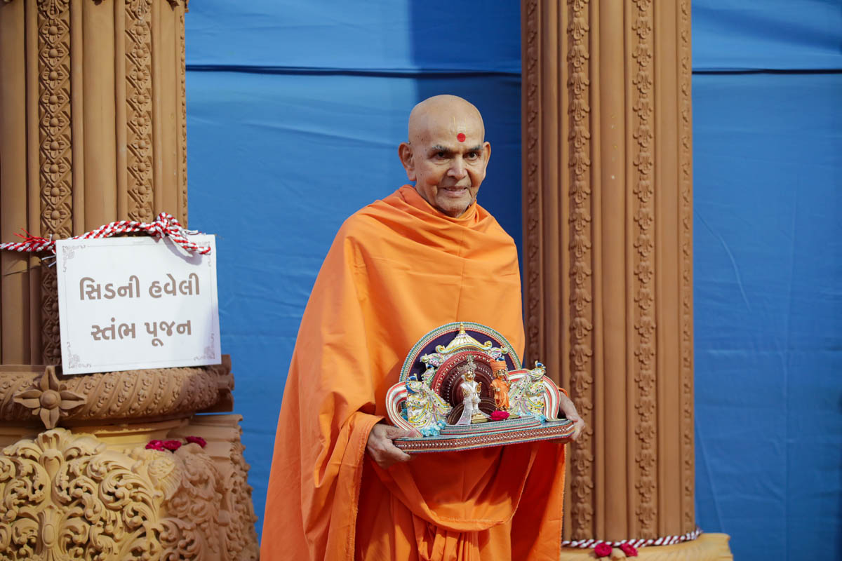 Swamishri with Shri Harikrishna Maharaj and Shri Gunatitanand Swami